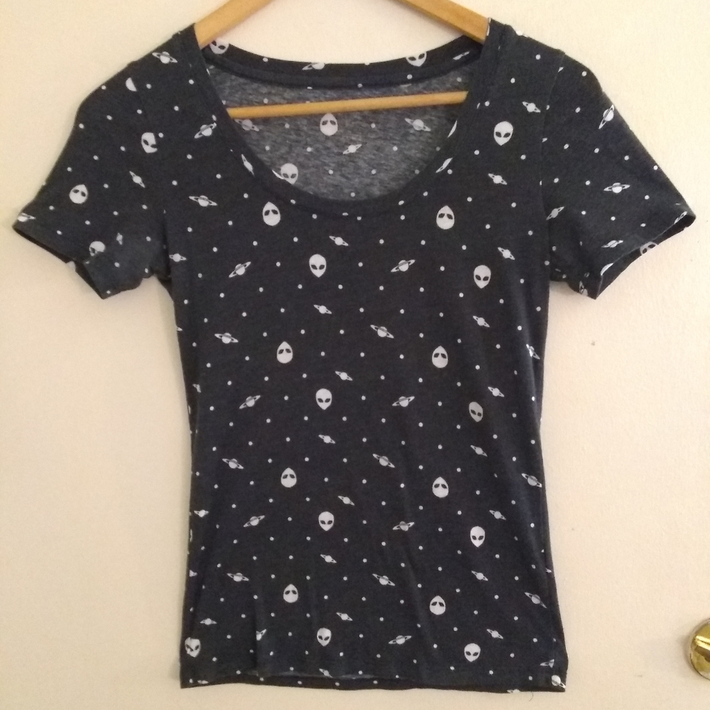 SHEIN 👽 Aliens Top - Picture 2 of 4